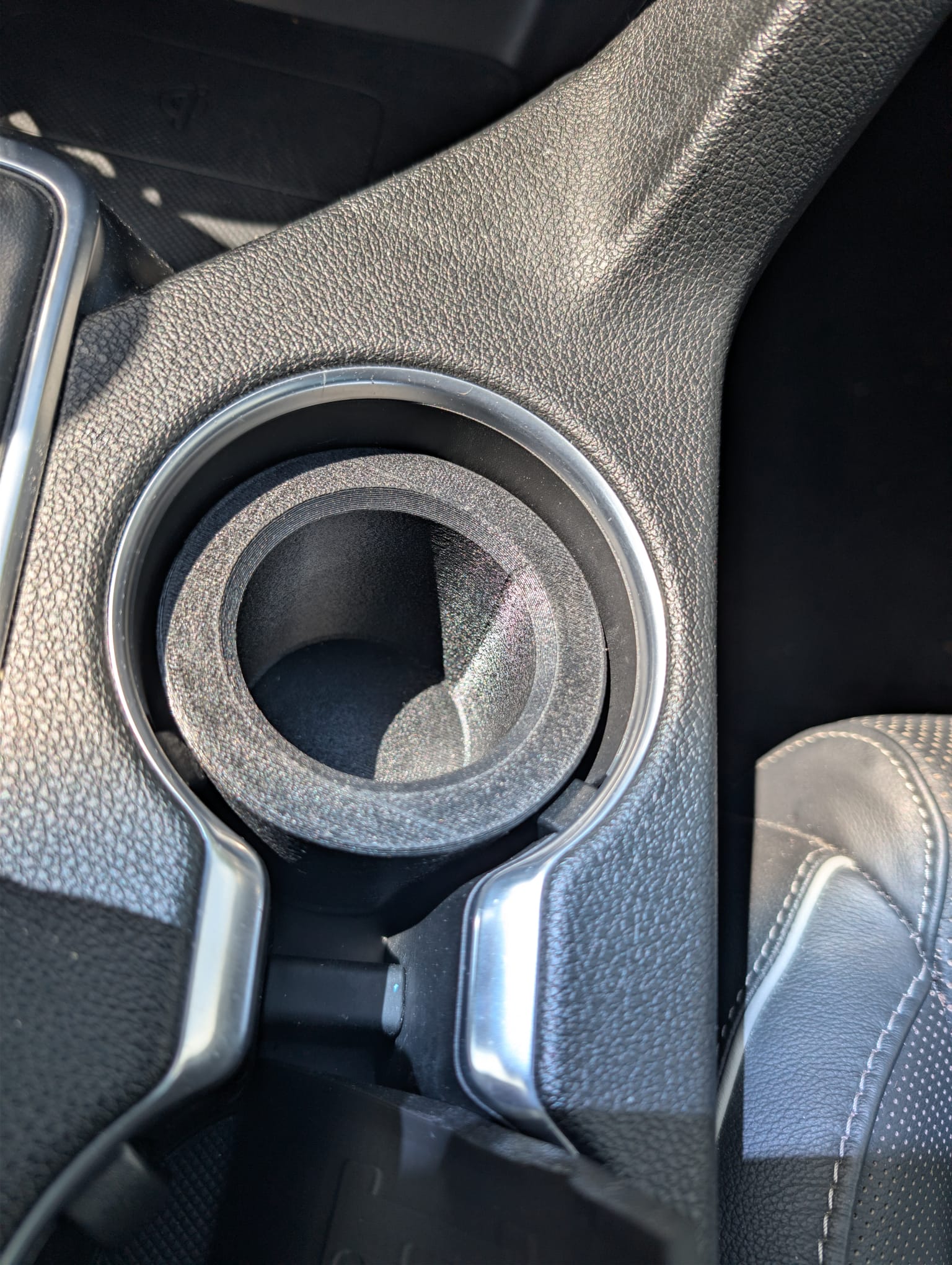 Red-Bull-Halter aus ProLine ABS-GF im Getränkehalter eines Autos